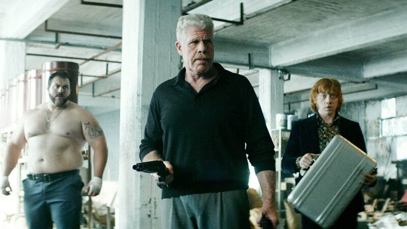 V.l.: Renatus (Tom Audenaert), Kidman (Ron Perlman), Jonny (Rupert Grint) – Bild: RTL /​ © 2015 Partizan Films – Nexus Factory – Potemkino