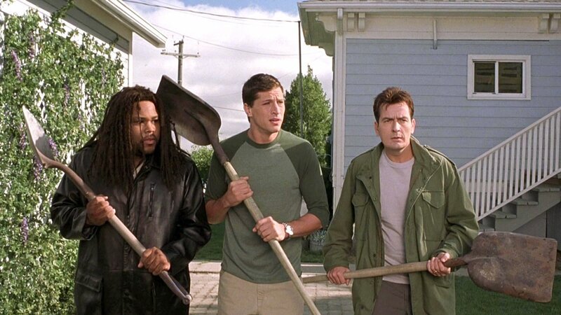 Mahalik (Anthony Anderson, li.), George (Simon Rex) und Tom (Charlie Sheen, re.) sind gewappnet … – Bild: RTL Zwei