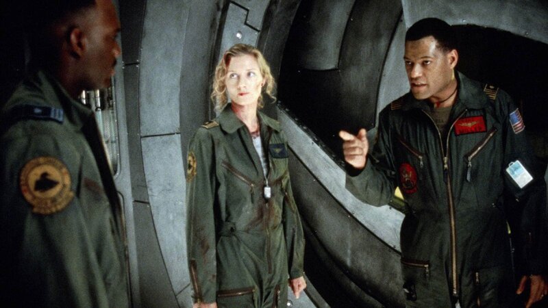 L-R: Lt. Starck (Joely Richardson), Captain Miller (Laurence Fishburne) – Bild: RTL /​ TM & Copyright © 2020 Paramount Pictures