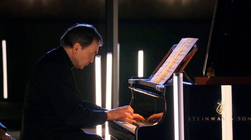 Der Pianist Pierre-Laurent Aimard spielt Auszüge aus dem „Vogelkatalog“ (frz. Catalogue d’oiseaux“) von Olivier Messiaen in St. Canisius, Berlin. – Bild: SWR/sounding images Der Pianist Pierre-Laurent Aimard spielt Auszüge aus dem „Vogelkatalog“ (frz. Catalogue d’oiseaux“) von Olivier Messiaen in St. Canisius, Berlin. – Bild: SWR/sounding images
