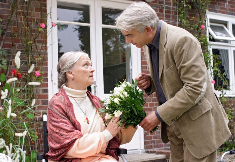 Liebe im Halteverbot – Bild: rbb/​Degeto