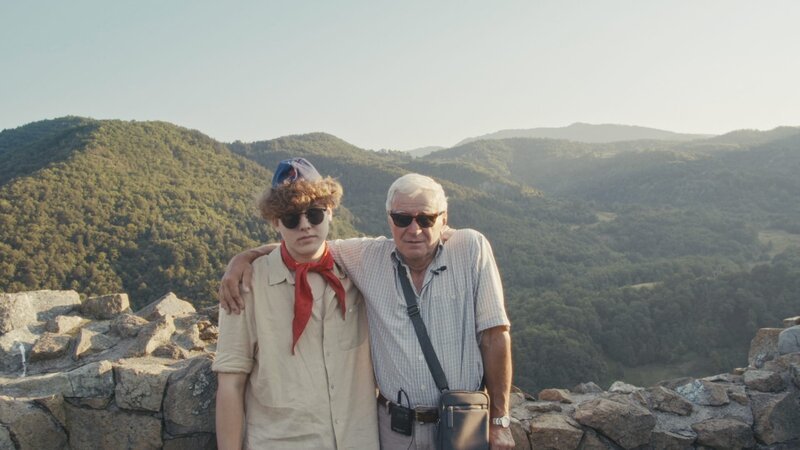 „Genosse Tito, ich erbe“: Der jüngere Bruder der Filmemacherin (links) und der Großvater bei einem Ausflug in den serbischen Bergen. – Bild: ZDF und Olga Kosanović.