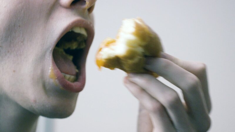 In vielen Nahrungsmitteln verstecken sich Fett und Zucker. – Bild: ORF In vielen Nahrungsmitteln verstecken sich Fett und Zucker. – Bild: ORF