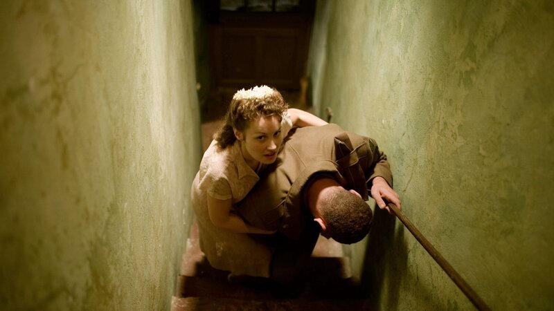 Nylons und Zigaretten – Bild: Michel Labelle /​ <invalid utf-8 string>