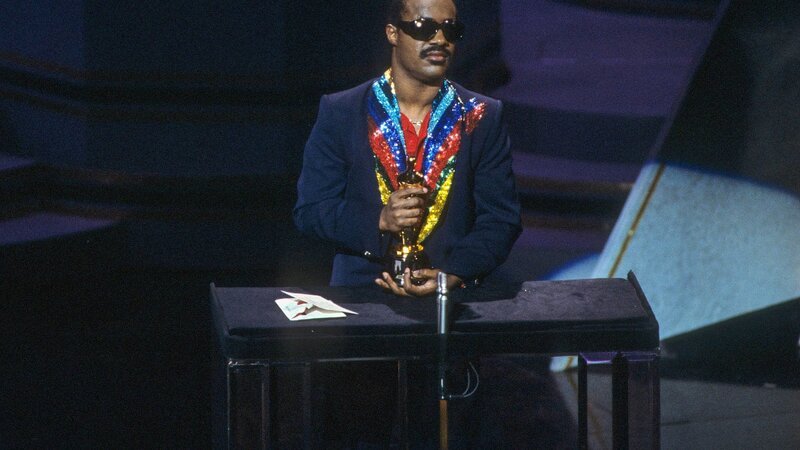 1985 erhält Stevie Wonder für seinen Song „I Just Called To Say I Love You“ einen Oscar bei den 57. Academy Awards. – Bild: arte