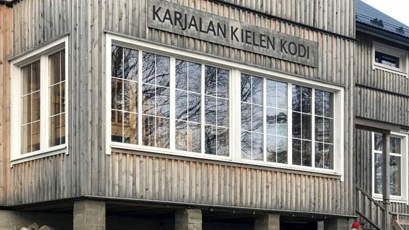 Das „Haus der karelischen Sprache“ in Vedlozero. Der gleichnamige Verein wurde 2012 gegründet und hat sich die Förderung der karelischen Sprache zur Aufgabe gemacht. Nur noch wenige Tausend Menschen sprechen Karelisch als Muttersprache. – Bild: Katrin Molnár / © Katrin Molnár Das „Haus der karelischen Sprache“ in Vedlozero. Der gleichnamige Verein wurde 2012 gegründet und hat sich die Förderung der karelischen Sprache zur Aufgabe gemacht. Nur noch wenige Tausend Menschen sprechen Karelisch als Muttersprache. – Bild: Katrin Molnár / © Katrin Molnár