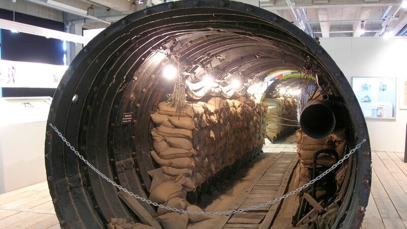Ein kleines Stück des geheimen Tunnels ist heute im Alliiertenmuseum in Berlin zu sehen. – Bild: WDR/​ORTV /​ <invalid utf-8 string>