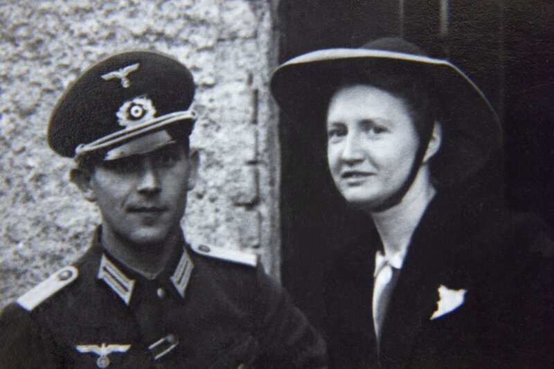 Die Eltern des Autors, Hedwig und Walter Boekel 1942, aufgenommen während eines Heimatbesuchs von Walter, der von der Front kam. – Bild: ZDF und COIN FILM /​ Baum-Film.