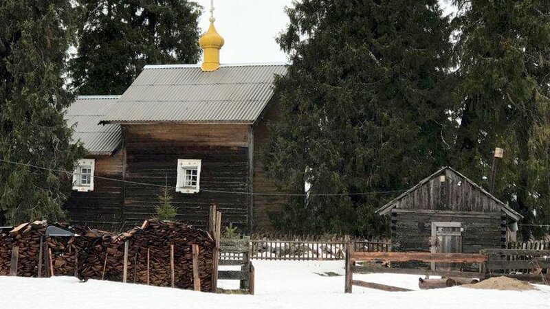 Die Kapelle des Dorfes ist 261 Jahre alt und Kinermas Schmuckstück. Ihre Restaurierung gelang Ende der 1990er mit Spenden aus dem benachbarten Finnland. – Bild: Katrin Molnár /​ © Katrin Molnár