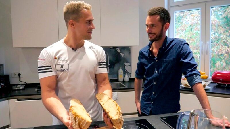 Alexander Wieczerzak (li.) und Reporter Sebastian Rieth beim Brotbacken. – Bild: HR