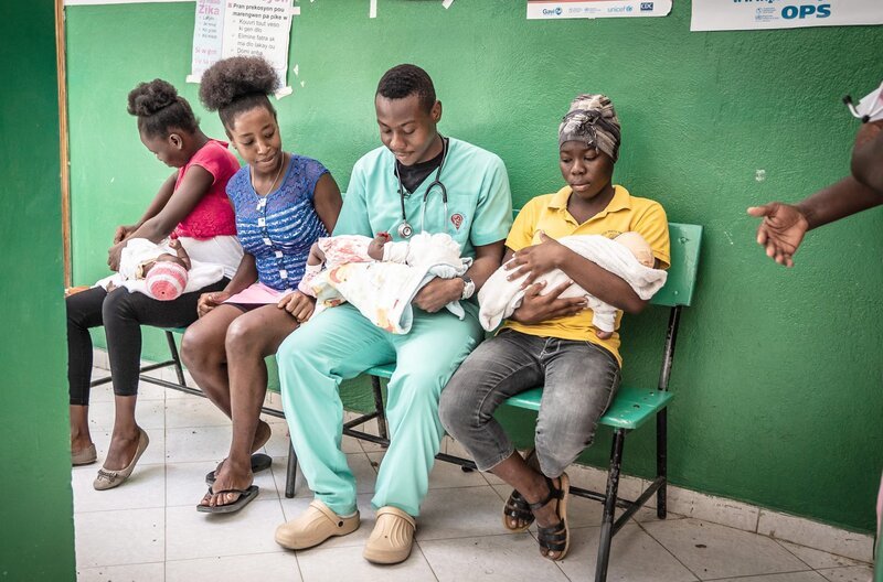 Der 24-jährige Geburtshelfer Edouard in einem Krankenhaus im Süden Haitis, umringt von Frauen und deren Neugeborenen – Bild: ZDF /​ © Anja Booth /​ © Anja Booth