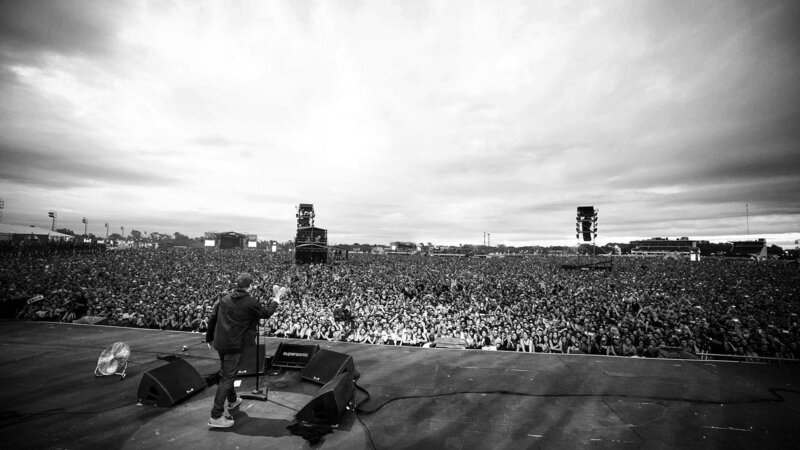 „Liam Gallagher: As It Was“ erzählt die spannende Geschichte vom Comeback des britischen Musikers Liam Gallagher nach der Auflösung seiner Band Oasis im Jahr 2009. – Bild: Koba Films /​ © Koba Films