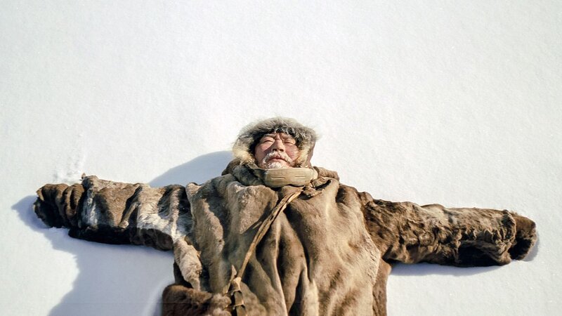 Nanouk (Mikhail Aprosimov) genießt die Sonnenstrahlen im ewigen Eis. – Bild: arte