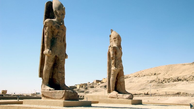Ein Großteil dessen, was wir heute in Luxor sehen, wurde von Amenhotep III. erbaut: Tempel, Paläste, Hunderte von Kolossalstatuen. – Bild: arte