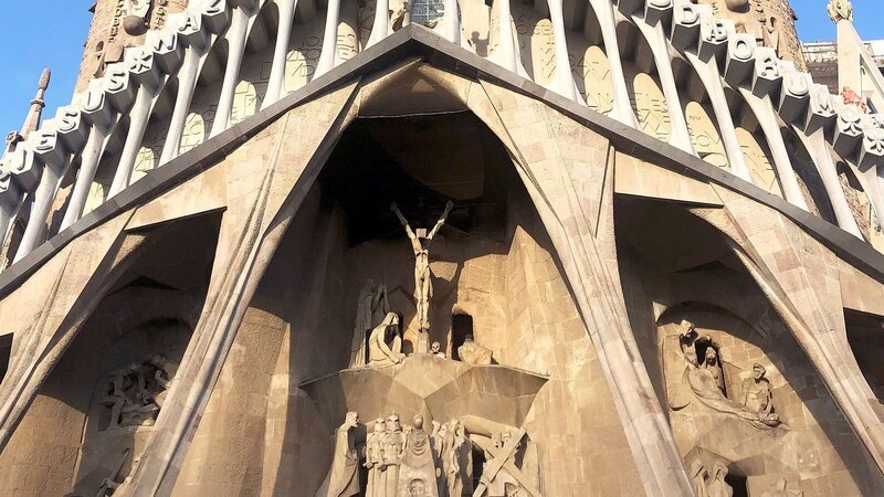 Gaudís bereits legendäre Kathedrale befindet sich noch immer im Bau. – Bild: Gedeon Programmes /​ Gaudís bereits legendäre Kathedrale befindet sich noch immer im Bau.