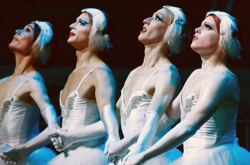„Les Ballets Trockadero de Monte Carlo“, liebevoll „The Trocks“ genannt, ist Männer-Ballett der Spitzenklasse. In Tütüs drehen sie Pirouetten und zelebrieren den Pas de Deux auf höchstem tänzerischem Niveau. – Bild: ZDF /​ © Laura Nespola 2019 /​ © Laura Nespola 2019