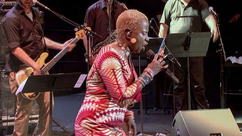 Die dreifache Grammy-Preisträgerin Angélique Kidjo wurde in Benin geboren, studierte in Frankreich und lebt heute in New York. Ihre musikalischen Wurzeln liegen zwischen südafrikanischer Musik und Jimi Hendrix. – Bild: arte