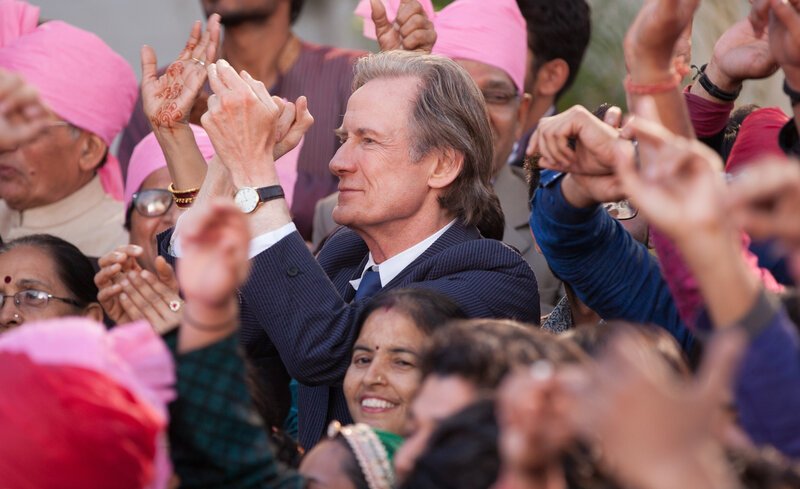 Traut sich nicht, Evelyn zu gestehen, dass sie ihm sehr viel bedeutet und er gerne mit ihr mehr als eine Freundschaft hätte: Douglas (Bill Nighy, M.) … – Bild: Puls 8 Traut sich nicht, Evelyn zu gestehen, dass sie ihm sehr viel bedeutet und er gerne mit ihr mehr als eine Freundschaft hätte: Douglas (Bill Nighy, M.) … – Bild: Puls 8
