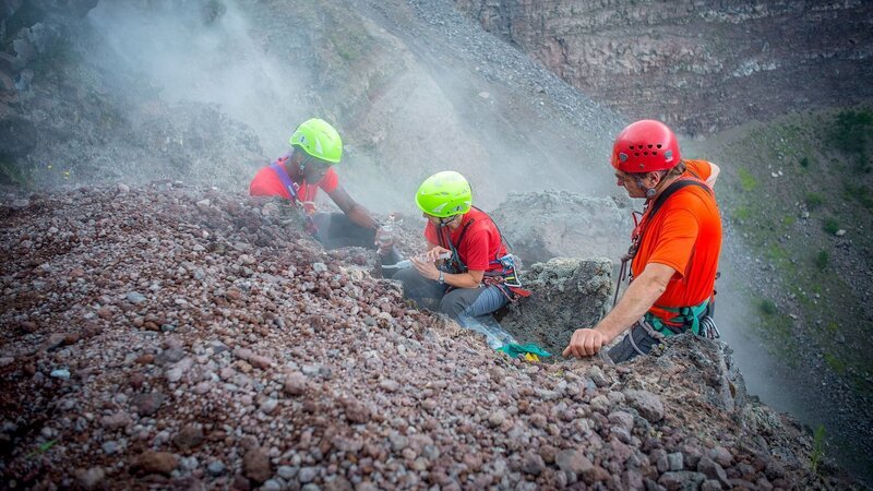 Um einen möglichen Ausbruch vorhersagen zu können, überwachen die Wissenschaftler, ob Magma an die Oberfläche steigt. Alle zwei Wochen steigt ein Team des Observatoriums am Vesuv in den steilen Krater hinab, um Proben zu nehmen. – Bild: arte Um einen möglichen Ausbruch vorhersagen zu können, überwachen die Wissenschaftler, ob Magma an die Oberfläche steigt. Alle zwei Wochen steigt ein Team des Observatoriums am Vesuv in den steilen Krater hinab, um Proben zu nehmen. – Bild: arte