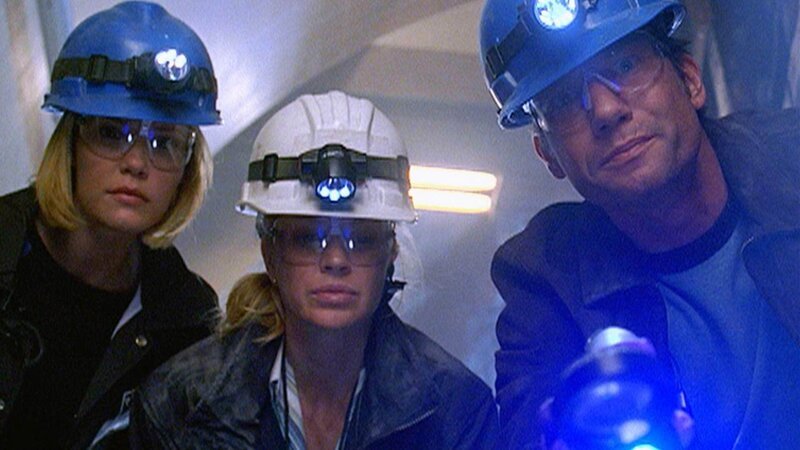 V.l.: Lu (Leslie Bibb), Elaine (Lorraine Toussaint) und Woody (Jerry O’Connell) werden zu einem Großeinsatz gerufen: In einer Bahnstation ist eine Bombe explodiert. – Bild: RTL /​ NBC Universal