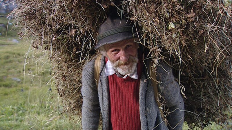 Im zweiten Teil seiner Wanderung über die Jöcher führt uns der Autor Josef Schwellensattl von Südtirol nach Osttirol. Von Hl. Geist im Ahrntal geht’s über die Bruggeralm nach Rain und von dort über die Grenze nach Österreich. Das Grenzjoch ist das Klamml und es führt auf die Jagdhausalm im Defreggental. Die Jagdhausalm vermittelt mit ihren sechzehn steingemauerten Kashütten und den baumlosen Bergflanken einen Hauch von Tibet. Hier im Bild der Hirte Tonl auf der Jagdhausalm. – Bild: BR /​ BR