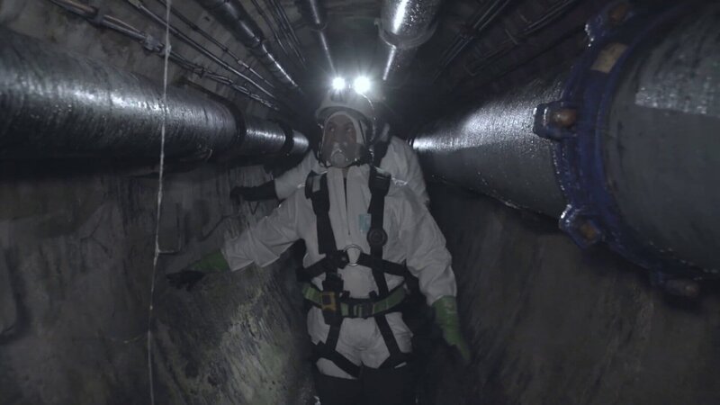 Mehrere hundert Kanalarbeiter sind dafür verantwortlich, dass das Pariser Abwasser ordnungsgemäß abfließt. Regelmäßig steigen sie in Tunnel hinab, die mit tödlichen Gasen gefüllt sein können. – Bild: ZDF und RMC Productions./​RMC Productions