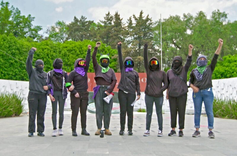 Vermummt auftretende Feministinnen in Mexiko – Bild: SWR /​ © SWR /​ © SWR