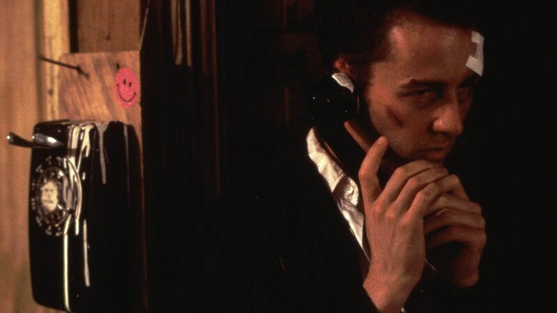 Jack / Der Erzähler (Edward Norton) am Telefon Die Verwendung des sendungsbezogenen Materials ist nur mit dem Hinweis und Verlinkung auf RTL+ gestattet. – Bild: RTL / © 1999 Twentieth Century Fox Film Corporation Jack / Der Erzähler (Edward Norton) am Telefon Die Verwendung des sendungsbezogenen Materials ist nur mit dem Hinweis und Verlinkung auf RTL+ gestattet. – Bild: RTL / © 1999 Twentieth Century Fox Film Corporation