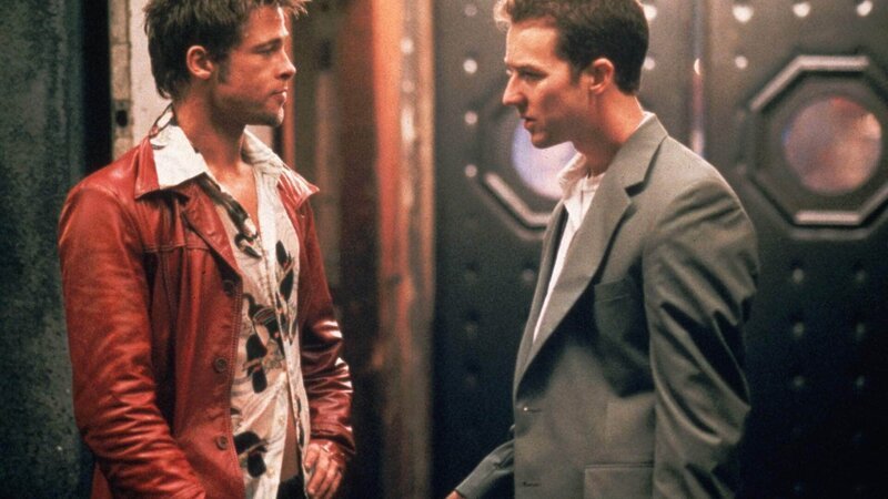Tyler Durden (Brad Pitt, l.) und Jack /​ Der Erzähler (Edward Norton) Die Verwendung des sendungsbezogenen Materials ist nur mit dem Hinweis und Verlinkung auf RTL+ gestattet. – Bild: RTL /​ © 1999 Twentieth Century Fox Film Corporation