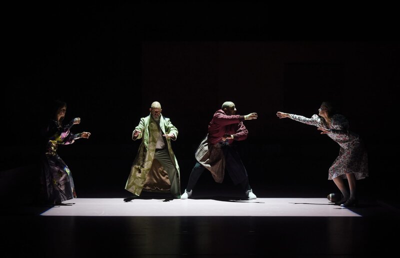 Von links: Ragna Pitoll als Raimunde/Montgomery, Boris Koneczny als Thibaut d’Arc, Arash Nayebbandi als La Hire/Bertrand/Margot und Annemarie Brüntjen als Johanna in „Die Jungfrau von Orleans“ am Nationaltheater Mannheim. – Bild: ZDF und Christian Kleiner. Von links: Ragna Pitoll als Raimunde/Montgomery, Boris Koneczny als Thibaut d’Arc, Arash Nayebbandi als La Hire/Bertrand/Margot und Annemarie Brüntjen als Johanna in „Die Jungfrau von Orleans“ am Nationaltheater Mannheim. – Bild: ZDF und Christian Kleiner.