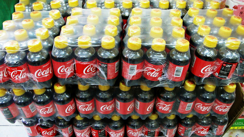 Coca-Cola und das Plastikproblem – Bild: SRF1