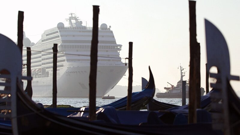 Diese Kreuzfahrtschiffe dürfen seit August 2021 nicht mehr durch Venedigs Kanäle fahren. – Bild: ORF/​Christ Media