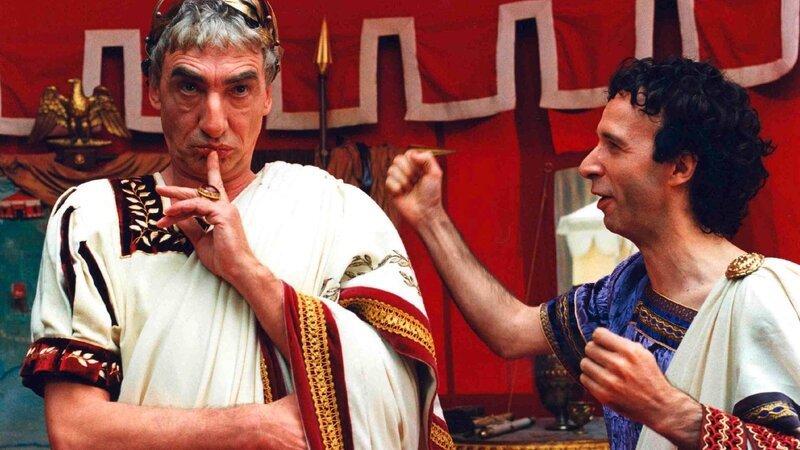 Caesar (Gottfried John, l.), Tullius Destructivus (Roberto Benigni) Die Verwendung des sendungsbezogenen Materials ist nur mit dem Hinweis und Verlinkung auf RTL+ gestattet. – Bild: RTL / © 1999 – KATHARINA / PATHE RENN PRODUCTION – TF1 FILMS PRODUCTIONS – BAVARIA ENTERTAINMENT – MELAMPO CINEMATOGRAPHICA Die Verwendung des Materials von RTL Deutschland ist nur zur redaktionellen Caesar (Gottfried John, l.), Tullius Destructivus (Roberto Benigni) Die Verwendung des sendungsbezogenen Materials ist nur mit dem Hinweis und Verlinkung auf RTL+ gestattet. – Bild: RTL / © 1999 – KATHARINA / PATHE RENN PRODUCTION – TF1 FILMS PRODUCTIONS – BAVARIA ENTERTAINMENT – MELAMPO CINEMATOGRAPHICA Die Verwendung des Materials von RTL Deutschland ist nur zur redaktionellen