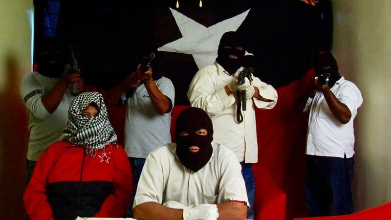 Maskierte Tupamaros-Kämpfer positionieren sich vor der Flagge ihres Colectivos. – Bild: ZDF und Martin Andres Markovits./​Martin Andres Markovits