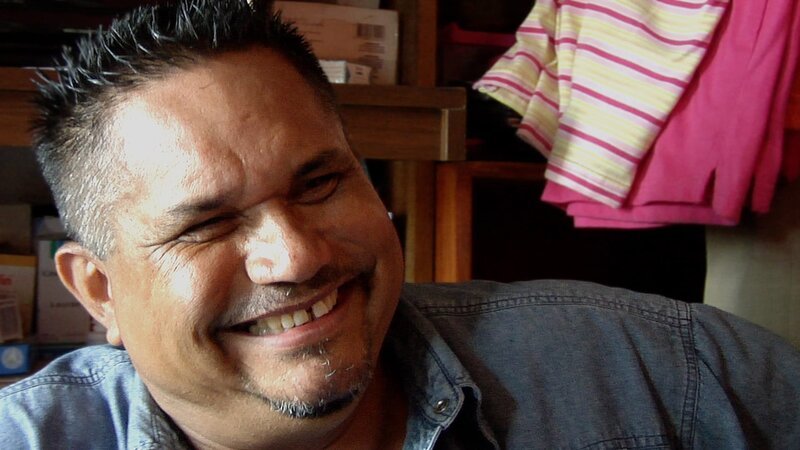 Alberto „Chino“ Carias, Anführer der Colectivos-Gruppe Tupamaros, betrachtet sich als marxistisch-leninistischen Guerilla-Kämpfer. – Bild: ZDF und Martin Andres Markovits./Martin Andres Markovits Alberto „Chino“ Carias, Anführer der Colectivos-Gruppe Tupamaros, betrachtet sich als marxistisch-leninistischen Guerilla-Kämpfer. – Bild: ZDF und Martin Andres Markovits./Martin Andres Markovits