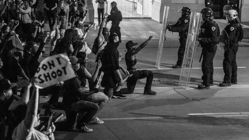Demonstranten „in der Schusslinie“ bei einer Protestveranstaltung gegen Polizeigewalt in Salt Lake City. – Bild: ZDF und Trent Nelson./​Trent Nelson