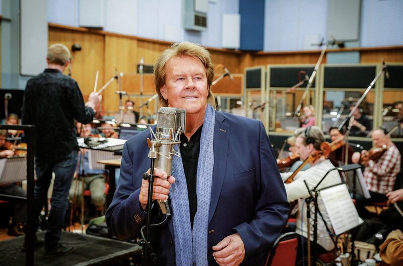 Howard Carpendale nimmt in der Londoner Abbey Road Studios sein neues Album auf. Mit großem Symphonie-Orchester. – Bild: WDR/​Universal Music