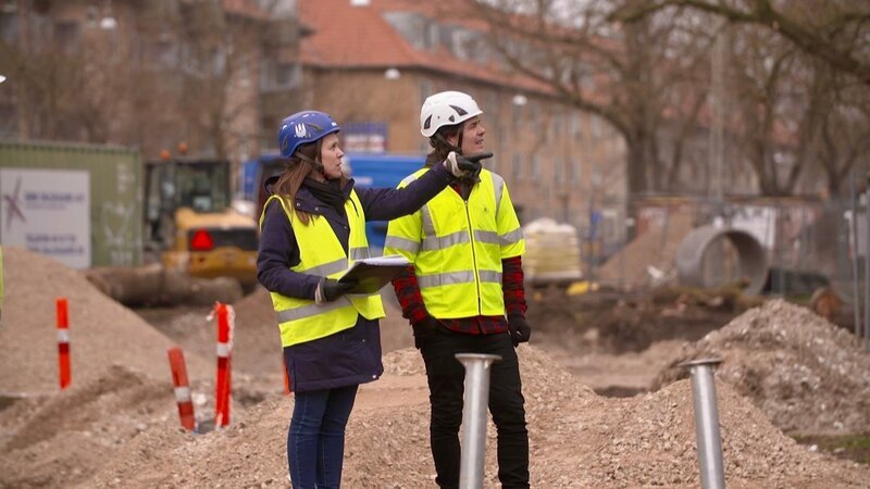 Projektleiterin Ditte Juul Sørensen (l.) und Gesamt-Koordinator Mikkel Balskilde Hansen (r.) auf einer Baustelle in Kopenhagen. – Bild: ZDF und Jochen Klöck./​Jochen Klöck