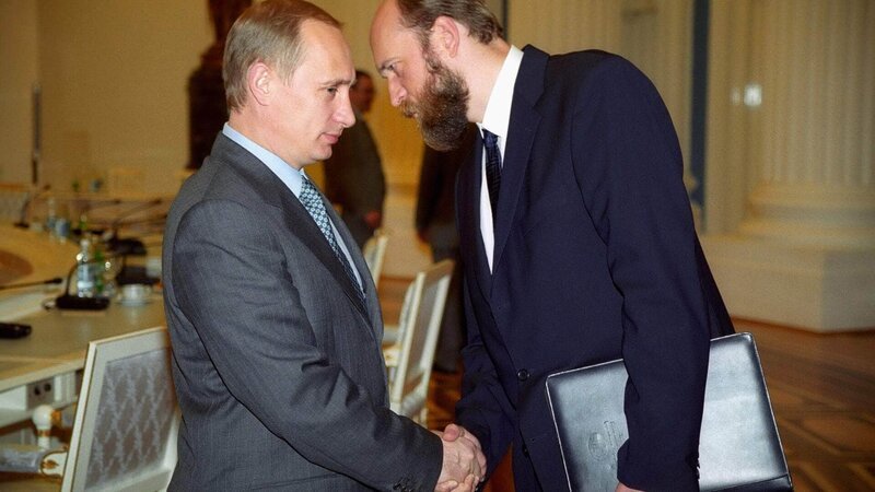 In Moskau umgab sich Wladimir Putin zur Jahrtausendwende noch mit einflussreichen Oligarchen, wie Sergei Wiktorowitsch Pugatschow (r.), der sich mittlerweile jedoch ins Ausland abgesetzt hat. – Bild: RTL /​ imago stock&people