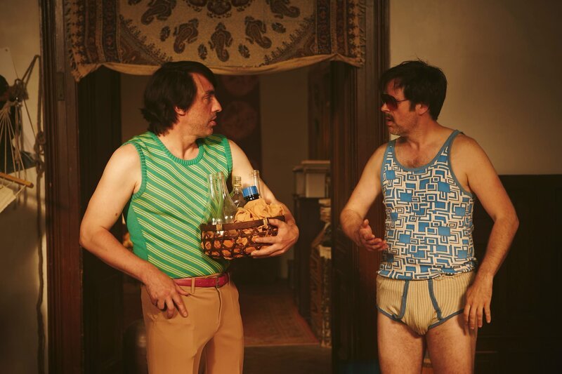 Zwei Kommunarden (Alexander Schubert, Matthias Matschke) in den 70er Jahren. – Bild: ZDF und Kristof Galgoczi Nemeth