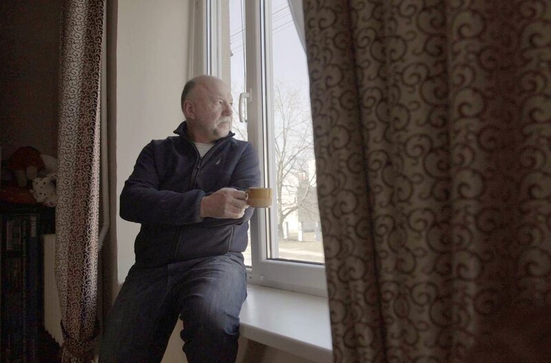 Der Schriftsteller Andrej Kurkow ist nach Uschhorod in die ukrainischen Karpaten geflüchtet. Dort will er seine Feder und Stimme in den Dienst des Widerstands stellen. – Bild: arte