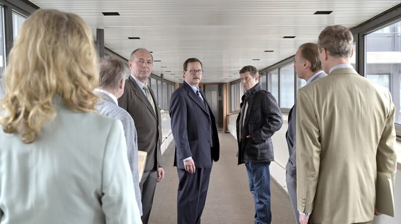 LKA-Chef Thomas Bethge (Matthias Brandt) und Team. – Bild: NDR/​ConradFilm, Bavaria Fiction 2020/​Christiane Pausch