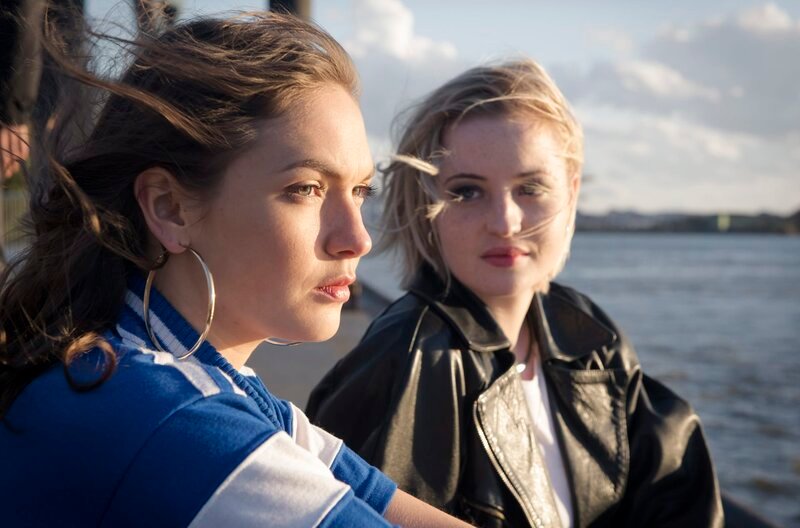 Emma Drogunova (Yara) und Sarah Mahita (Kiki) – Bild: MDR/​NDR/​Svenja von Schultzendorff