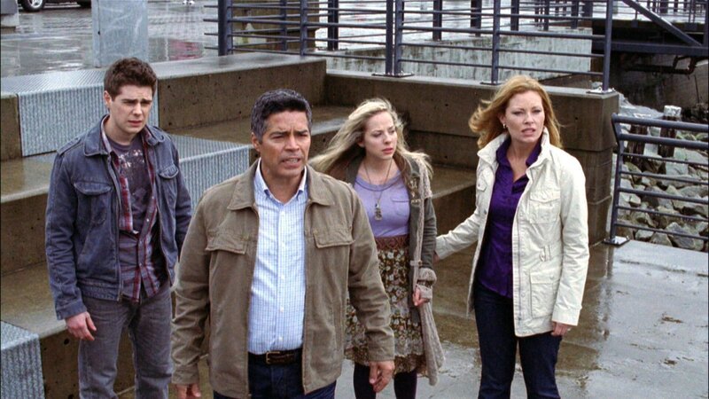 Mittendrin im Supersturm: Wyatt (Jared Abrahamson, li.), Tom Foster (Esai Morales, 2.v.li.), Chloe (MacKenzie Porter) und Emma Peterson (Ona Grauer)Mittendrin im Supersturm: Wyatt (Jared Abrahamson, li.), Tom Foster (Esai Morales, 2.v.li.), Chloe (MacKenzie Porter) und Emma Peterson (Ona Grauer) – Bild: RTL Zwei