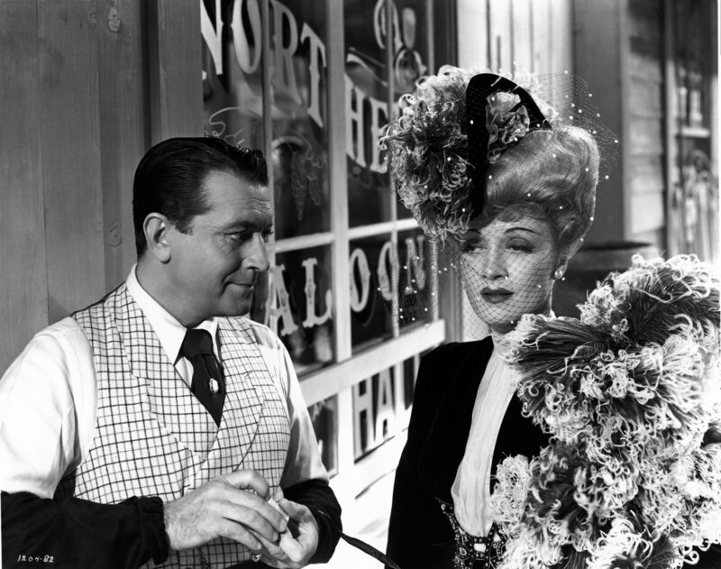 Bronco Kid Farrow (Richard Barthelmess, l.); Cherry Malotte (Marlene Dietrich, r.) – Bild: 1942 Universal Pictures Co., Inc. Renewed 1969 by Universal Pictures. All Rights Reserved. Lizenzbild frei