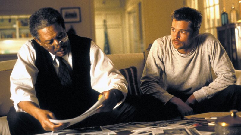 Die beiden Detectives William Somerset (Morgan Freeman) und David Mills (Brad Pitt) bekommen es mit einem Ritualmörder zu tun.. – Bild: RTL Zwei Die beiden Detectives William Somerset (Morgan Freeman) und David Mills (Brad Pitt) bekommen es mit einem Ritualmörder zu tun.. – Bild: RTL Zwei