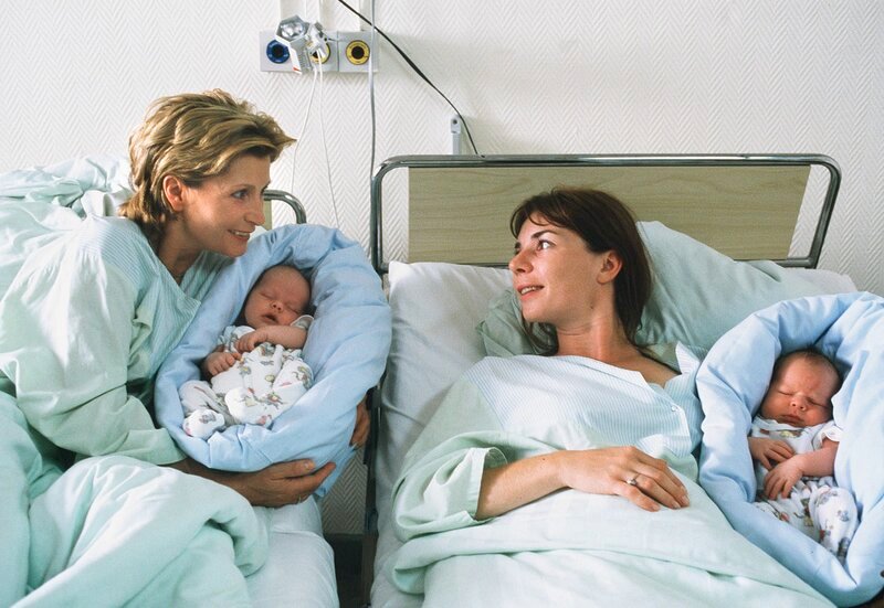 Franziska (Susanne Uhlen, li.) und ihre beste Freundin Marie (Dana Vavrova) haben von ein und dem selben Mann ein Kind bekommen. – Bild: HR/​ARD/​Degeto