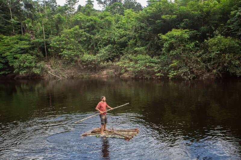 Hazen paddelt auf einem Holzfloß stromabwärts des Kamarang-Flusses. (National Geographic/​George Watts) – Bild: National Geographic /​ George Watts /​ National Geographic/​George Watts