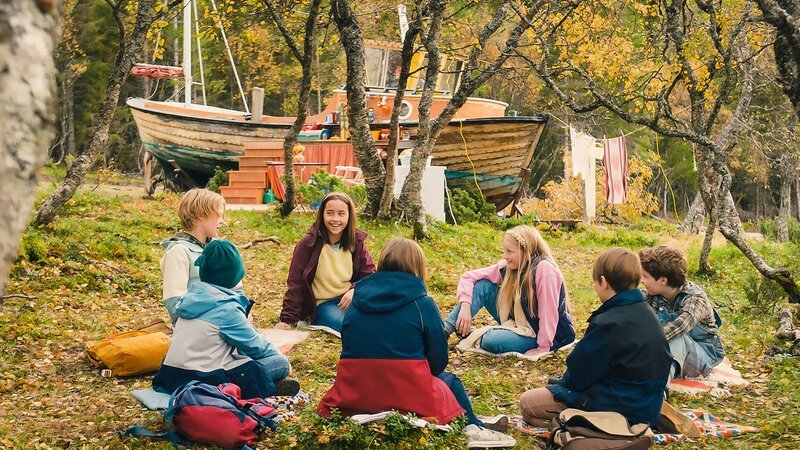 Jonas (Konrad Barosen), Erik (Hilmar Godvik), Vårin (Tuva Valnes Anthonsen), Stine (Andrea Leonora Melchiorsen), Therese (Johanne Hafstad), Kasper (Matheo Anbakk) und Tore (Emrik Nøvik Jensen) überlegen, wie sie sich gemeinsam an dem gemeinen Dag rächen können. – Bild: NDR/​NordicStories Nord