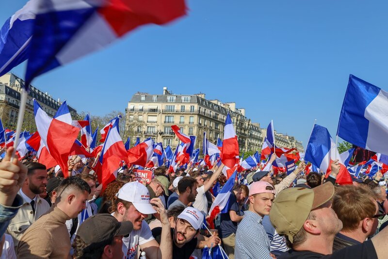 crowd with french flags at the far right nationalist political rally of Eric Zemmour presidential candidate on Place du Trocadéro – Bild: Shutterstock /​ Shutterstock /​ Copyright (c) 2022 EricBery/​Shutterstock.  No use without permission.
